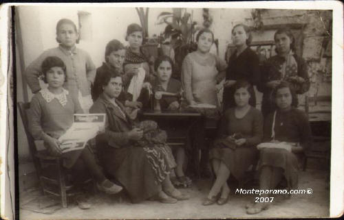 La_mesctra Rosaria Arnesano e le sue allieve anni 30